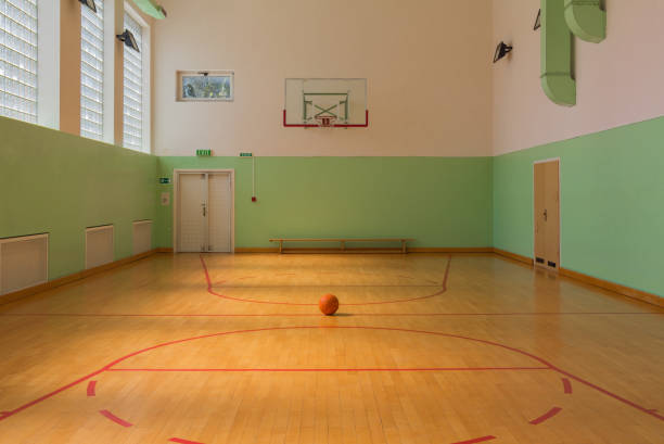 quadra de basquete indoor com bola e cesta - school gymnasium school basketball court gym - fotografias e filmes do acervo