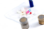 konzeptionelle-bild-mit-medizin-und-geld