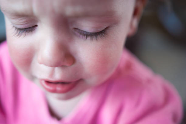 infelice bambina di un anno piange miseramente - miseramente foto e immagini stock