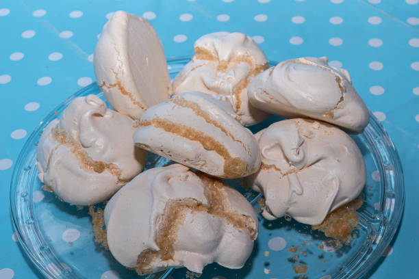 istock White Meringue portions 865127070