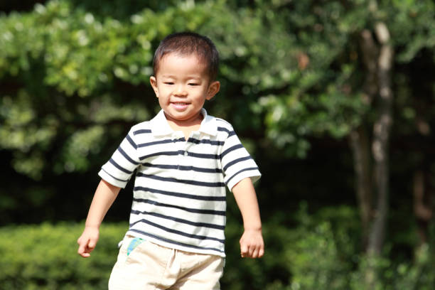 istock Japanese boy running on the grass (3 years old) in summer 865129792