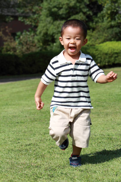istock Japanese boy running on the grass (3 years old) in summer 865129812