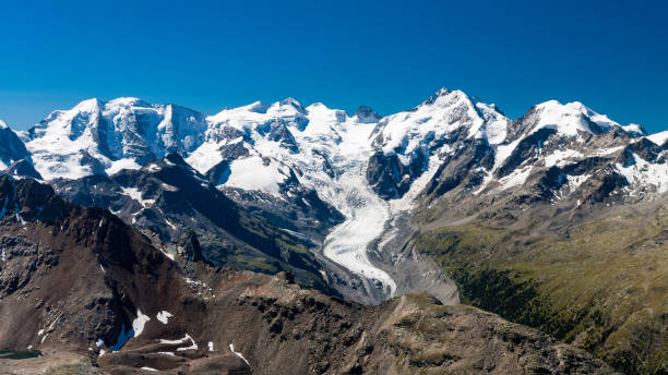 piz bernina und morteratsch-gletscher, engadin, schweiz - biancograt stock-fotos und bilder