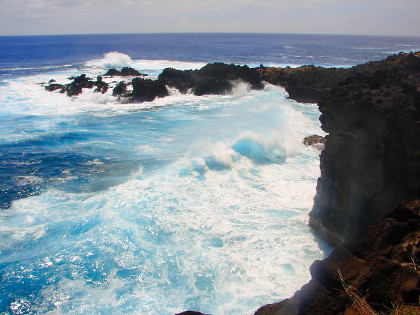 Impressive Easter Island and dramatic coastline shore: blue waves splashing on the rocks formation cliffs - Rapa Nui ancient civilization - Idyllic pacific ocean at dramatic sunset, dramatic landscape panorama – Chile espectacular costa costa y la impresionante isla de pascua: azul olas chapoteando en los acantilados de la formación de las rocas - civilización de rapa nui - océano pacífico idílica al atardecer espectacular, espectacular paisaje panorama – chile