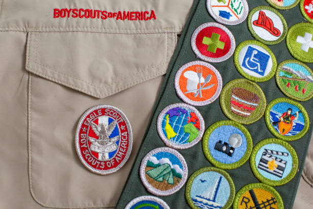 águila parche y mérito distintivo marco uniforme de boy scout - winning achievement award little boys fotografías e imágenes de stock