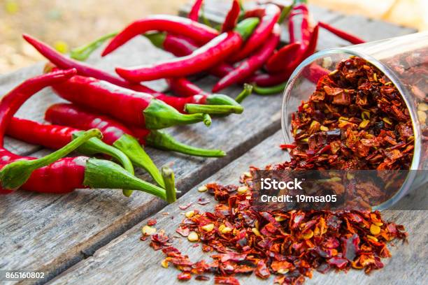 Red Pepper Flakes And Red Chili - Fotografias de stock e mais imagens de Pimenta - Pimenta, Condimento - Temperos, Pimenta em Pó