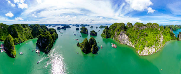 슈퍼 파노라마 karst 섬 풍경에 halong 베이, 베트남. 높은 품질 - vietnam halong bay bay photography 뉴스 사진 이미지