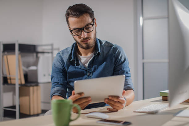istock Businessman working late in the office 865186634