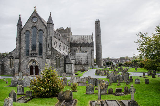 聖カニス大聖堂と秋の日中キルケニー、アイルランドで cemertery - grave cemetery celtic culture tombstone ストックフォトと画像