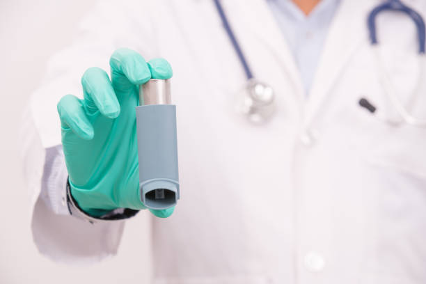 istock doctor hand holding inhaler on white background 865200702