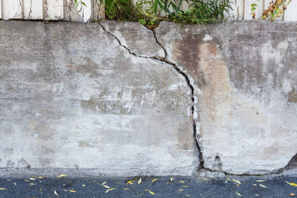 istock Big crack concrete wall outdoors 865206126