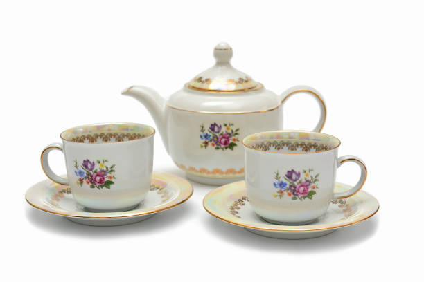 чашки и тарелки, чайный набор на белом фоне - afternoon tea china antique cup стоковые фото и изображения