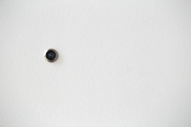 문 구멍 또는 구멍에 흰색 나무 문 텍스트 위한 공간 - fish eye lens 뉴스 사진 이미지