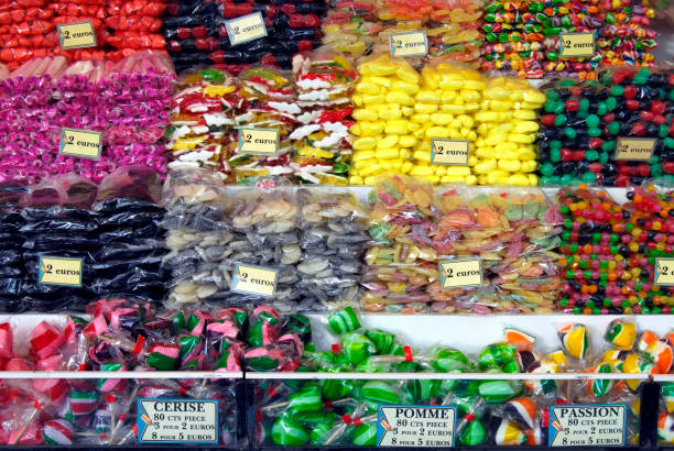 красочные конфеты стойло в funfair - hard candy candy wrapped pick and mix стоковые фото и изображения