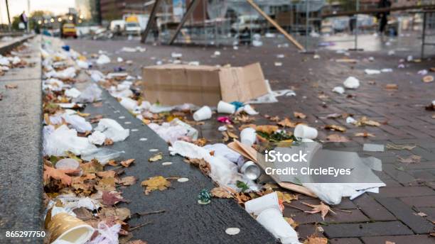 Photo libre de droit de La Litière Dans La Rue banque d'images et plus d'images libres de droit de Déchets - Déchets, Rue, Antihygiénique