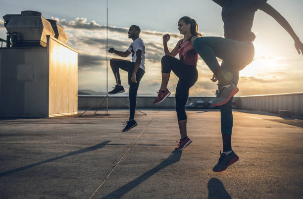 야외��에서 운동 하는 세 사람 - exercising group of people outdoors sport 뉴스 사진 이미지