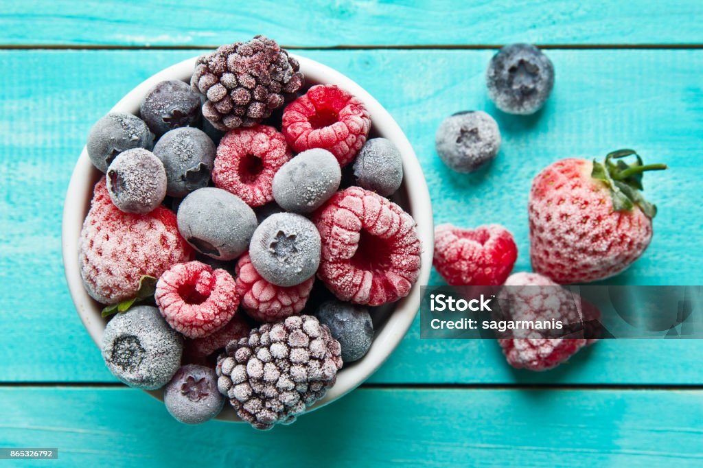 그릇에의 냉동된 열매 다양 한 믹스 베리 - 로열티 프리 냉동된 스톡 사진