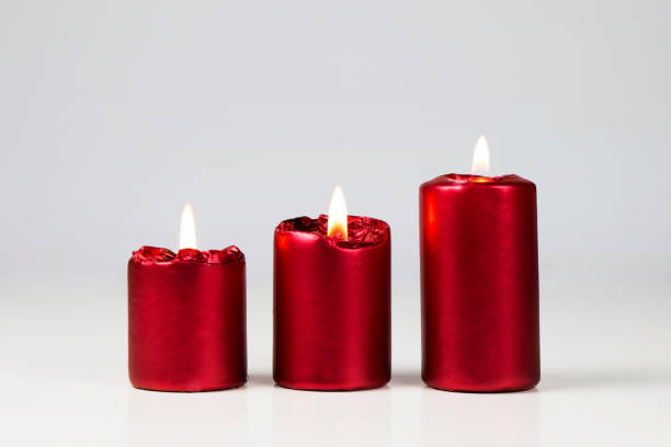 istock Red burning candles  financial growth business chart. 865327956