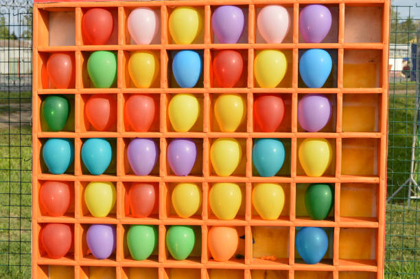 fléchettes, tir à l’air ballons colorés se trouve un parc d’attractions intéressantes - galerie dart photos et images de collection