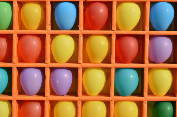 fléchettes, tir à l’air ballons colorés se trouve un parc d’attractions intéressantes - galerie dart photos et images de collection