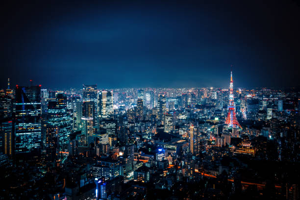 токио скайлайн ночью - tokyo tower shinjuku ward tokyo prefecture communications tower стоковые фото и изображения