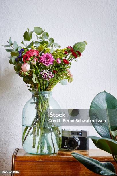 Ramo Silvestre De Flores Hipster Diseño Ambiente Vívido Diseño De Interiores Foto de stock y más banco de imágenes de Alemania - iStock Ramo Silvestre De Flores Hipster Diseño Ambiente Vívido Diseño De Interiores Foto de stock y más banco de imágenes de Alemania - iStock