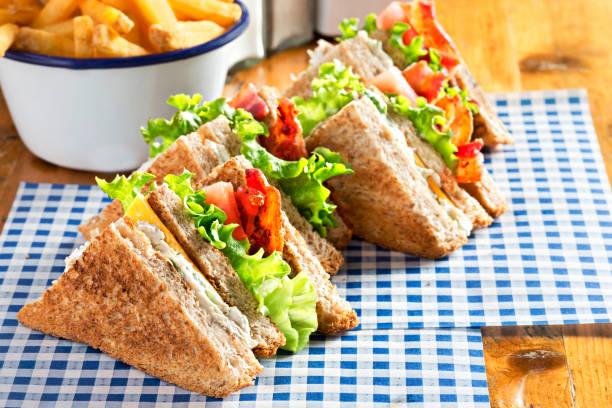 sándwich de tomate bacon lechuga con cebolleta mayo y papas fritas - sandwich delicatessen bacon lettuce and tomato mayonnaise fotografías e imágenes de stock