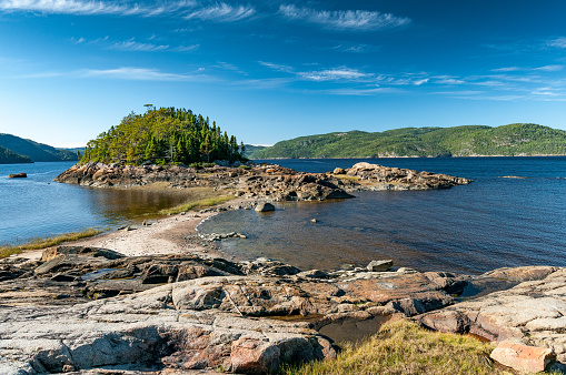 A tombolo was formed on the Saguenay Fjord, in Petit-Saguenay area