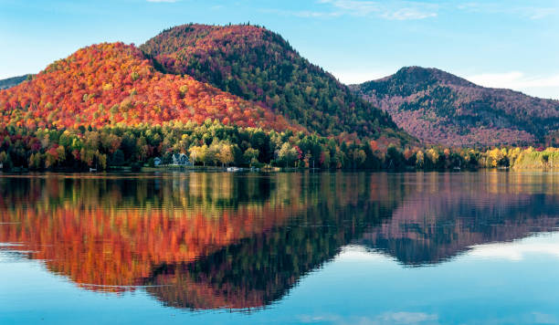 kanada im herbst - laurentian moutains stock-fotos und bilder