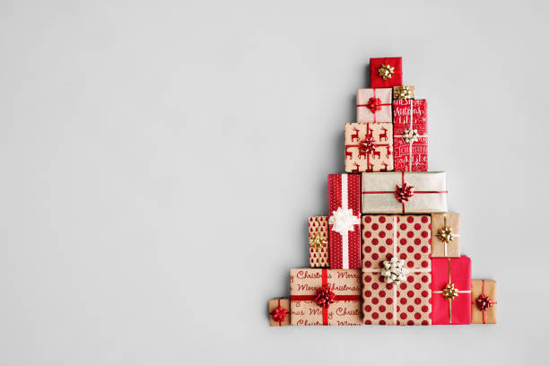 Christmas tree made from Christmas gifts Christmas gift boxes laid out in the shape of a Christmas tree, overhead view wrapping paper photos stock pictures, royalty-free photos & images