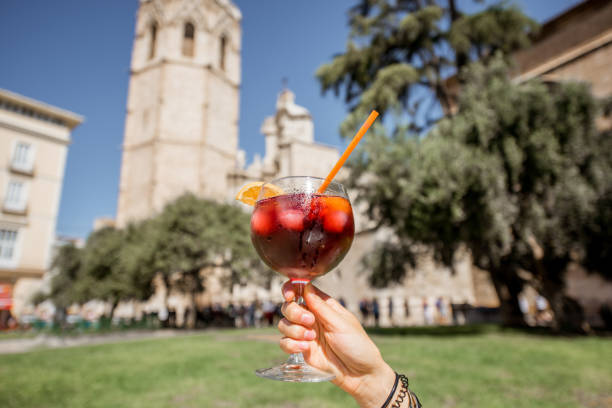 trzymając szklankę napoju sangria w walencji - valencia cathedral zdjęcia i obrazy z banku zdjęć