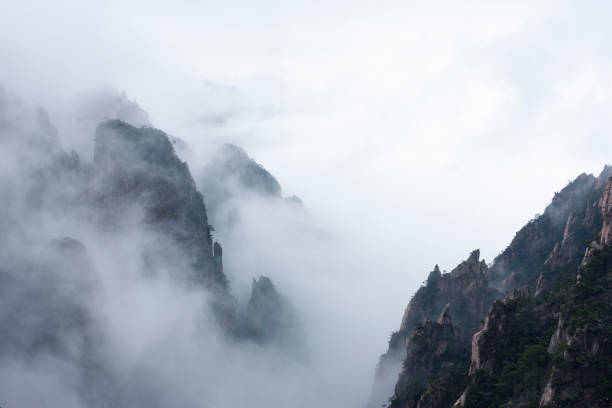 китай хуаншань зимой - huangshan mountains стоковые фото и изображения