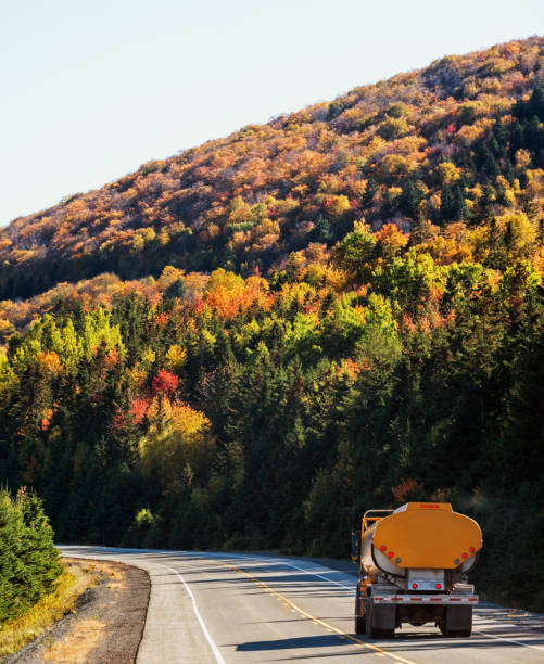 automne de chauffage domestique - truck fuel tanker oil semi truck photos et images de collection