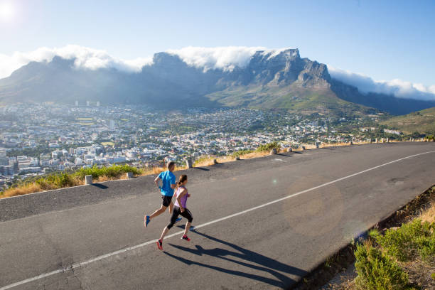 an einem schönen tag oberhalb der stadt laufen - road running stock-fotos und bilder