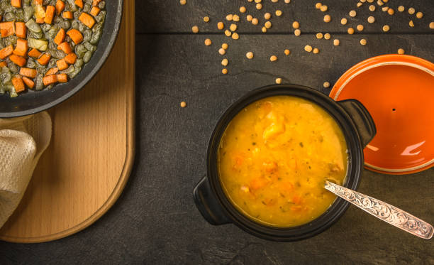 sopa de guisantes con zanahorias y cebollas parte superior ver - yellow split pea soup fotografías e imágenes de stock