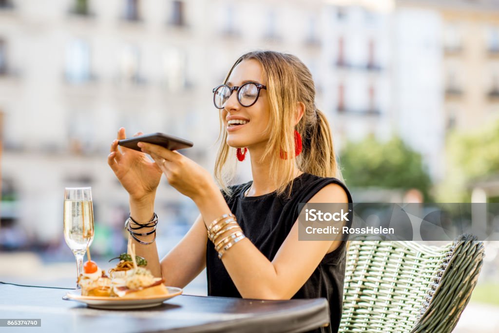 Mujer comiendo pinchos español en el bar al aire libre - Foto de stock de Bloguear libre de derechos