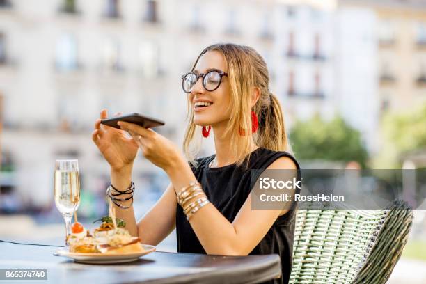 Mujer Comiendo Pinchos Español En El Bar Al Aire Libre Foto de stock y más banco de imágenes de Bloguear