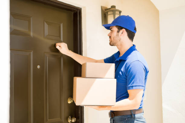 istock Delivery guy knocking on the door 865381864