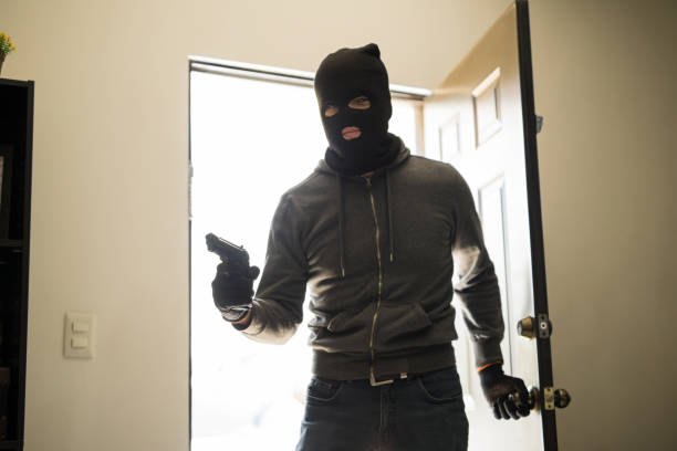 istock Man with ski mask and a gun 865389324