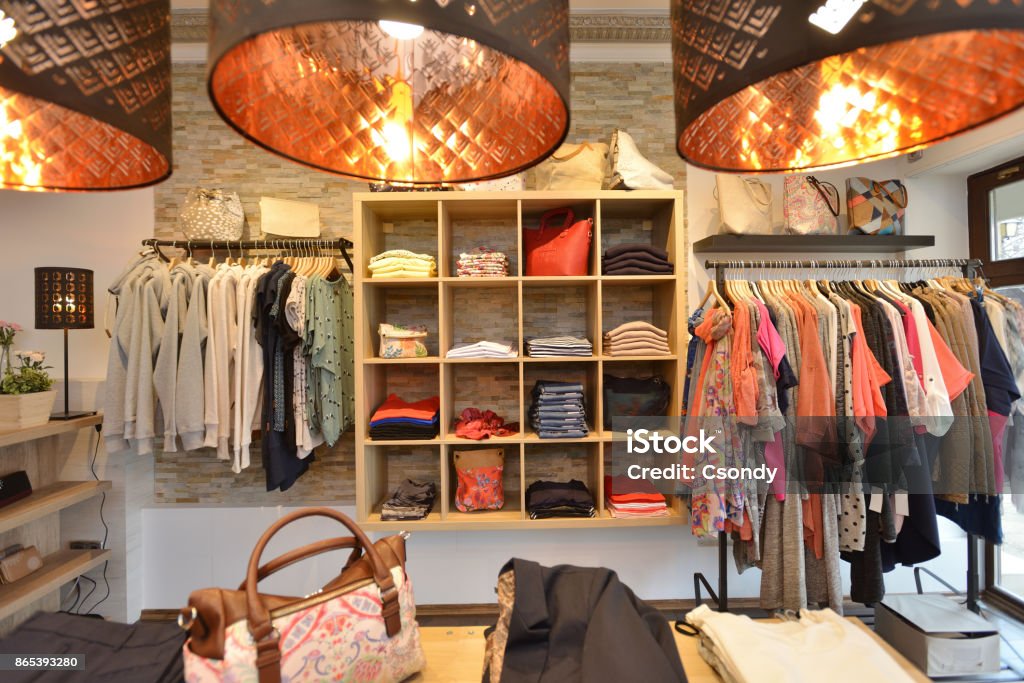 Interior De Una Tienda De Venta De Ropa Y Accesorios De Las Mujeres Foto de  stock y más banco de imágenes de Boutique - iStock