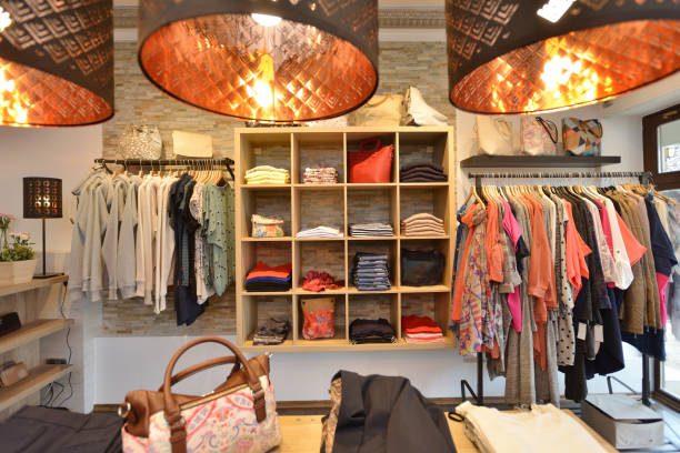 Intérieur d’un magasin vendant des vêtements et des accessoires féminins - Photo