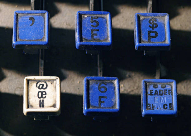 teclado de linotype las letras e, p, oe llaves h closeup en periódicos - letter h typewriter alphabet old fotografías e imágenes de stock