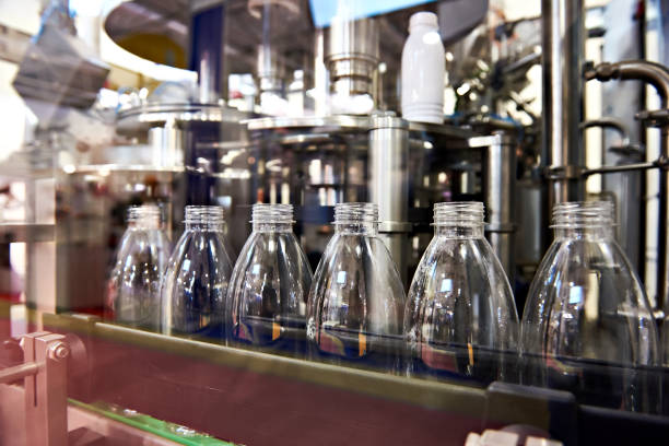 istock Line of bottling beverages in plastic bottles 865396496