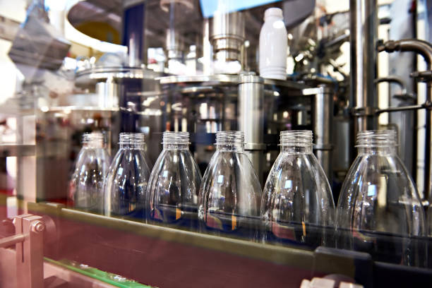 линия розлива напитков в пластиковых бутылках - water bottle plastic bottle bottling plant стоковые фото и изображения