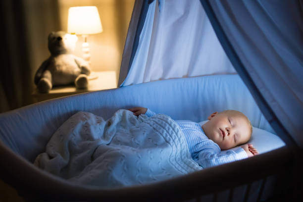 niño bebiendo leche en la cama - sleeping baby fotografías e imágenes de stock