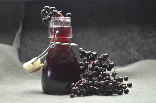 elderberries 과일 건강 주스 - branch glass wine berry fruit 뉴스 사진 이미지