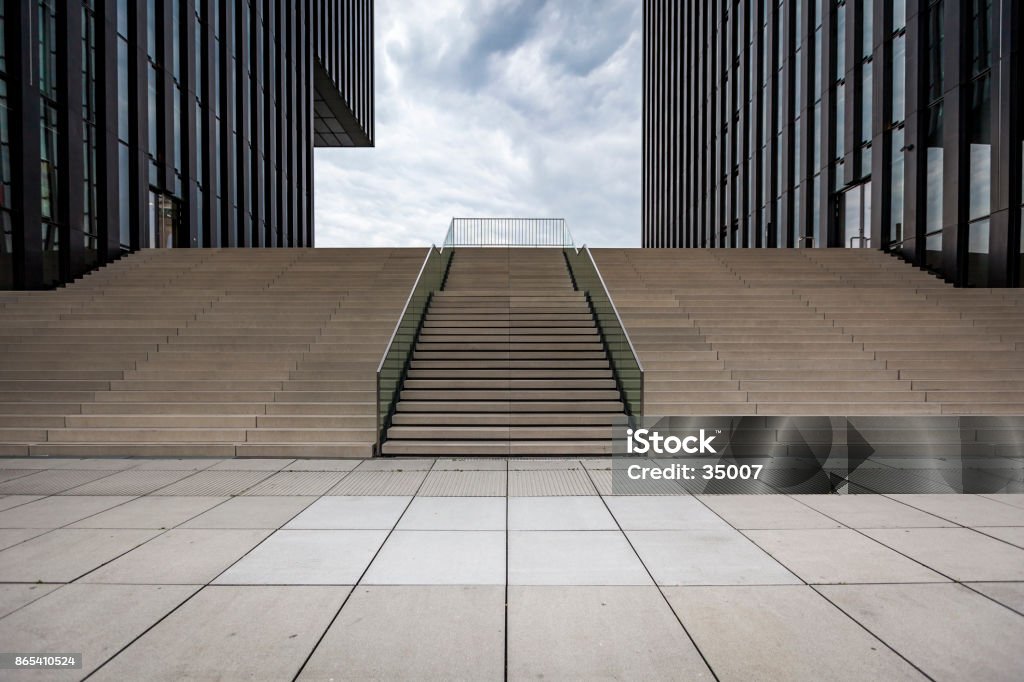 escalier dans un environnement urbain - Photo de Escalier libre de droits