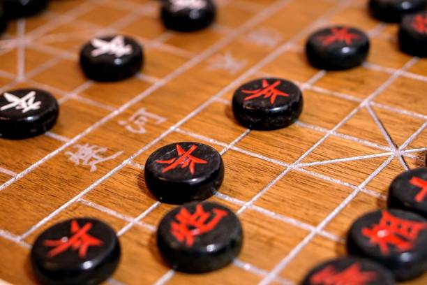 pièces sur un échiquier chinois - chinese chess leisure games chinese culture traditional culture photos et images de collection