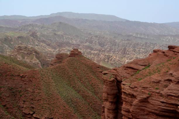 pingshanhu grand canyon panorama, zhangye, gansu, china - red rocks rock canyon escarpment - fotografias e filmes do acervo