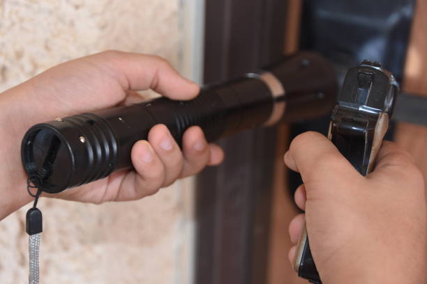 istock A policeman checks a burglary Concept 865440278